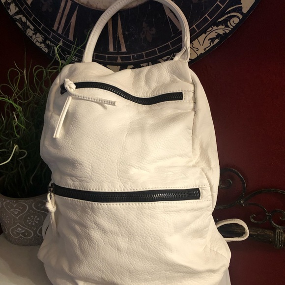 Backpack - Picture 2 of 5